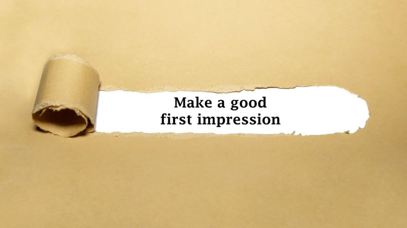 Pappe: aurgerollter Streifen ausgerissen; darunter zu lesen: "Make a good first impression"